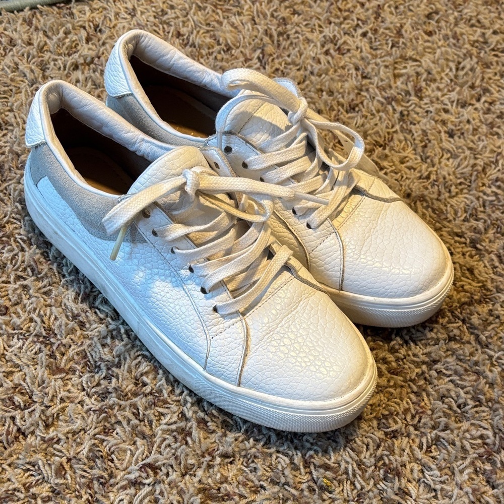 Kaanas white sneakers